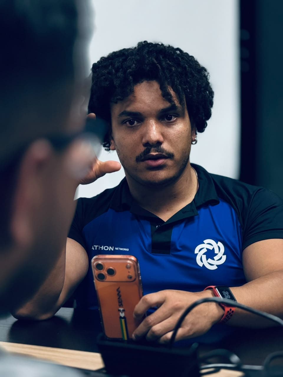 Imagem ilustrativa de racks e conexões de fibra óptica em uma infraestrutura de rede